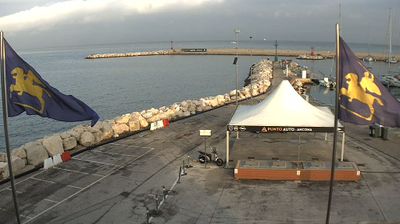 immagine della webcam nei dintorni di Porto Potenza Picena: webcam Portonovo