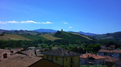 immagine della webcam nei dintorni di Pesaro: webcam Montecalvo in Foglia