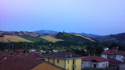 immagine della webcam nei dintorni di Cattolica: webcam Montecalvo in Foglia