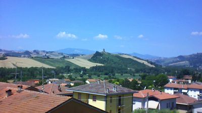 immagine della webcam nei dintorni di Montelabbate: webcam Montecalvo in Foglia