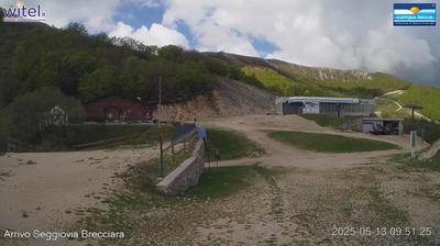 Preview delle webcam di Rocca di Mezzo: Campo Felice: Arrivo seggiovie Brecciara e Campo Felice