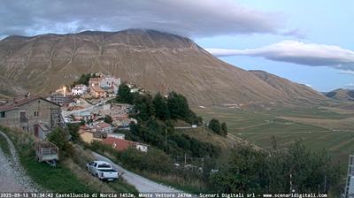 immagine della webcam nei dintorni di Bolognola: webcam Castelluccio Norcia