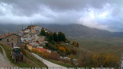 immagine della webcam nei dintorni di Pintura di Bolognola: webcam Castelluccio Norcia