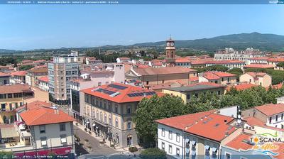 Preview delle webcam di Cecina › Nord: Vista dall'alto, verso nord, della città di - LI) con, sullo sfondo, la vista delle Alpi Apuane meridionali