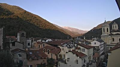 immagine della webcam nei dintorni di Monesi di Triora: webcam Pieve di Teco