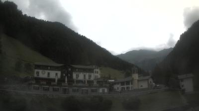 immagine della webcam nei dintorni di Rifugio Calvi Laghi Gemelli: webcam San Simone Baita del Camoscio