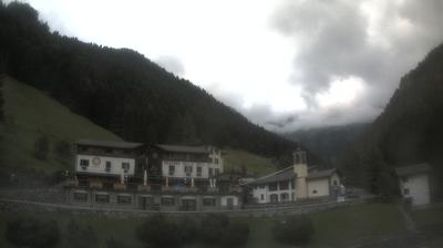 immagine della webcam nei dintorni di Rifugio Calvi Laghi Gemelli: webcam San Simone Baita del Camoscio