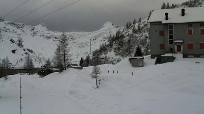 immagine della webcam nei dintorni di Isola di Fondra: webcam Rifugio Calvi Laghi Gemelli