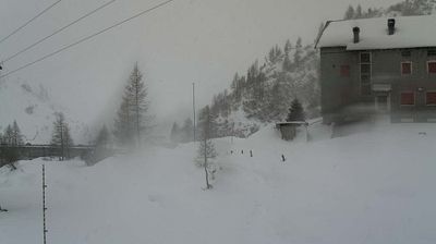 immagine della webcam nei dintorni di Lizzola: webcam Rifugio Calvi Laghi Gemelli