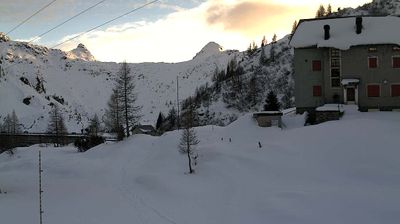 immagine della webcam nei dintorni di Sondrio: webcam Rifugio Calvi Laghi Gemelli