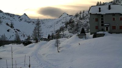 immagine della webcam nei dintorni di Carona Carisole: webcam Rifugio Calvi Laghi Gemelli