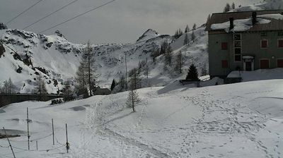 immagine della webcam nei dintorni di Oltre il Colle: webcam Rifugio Calvi Laghi Gemelli