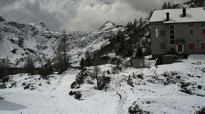 immagine della webcam nei dintorni di Valbondione: webcam Rifugio Calvi Laghi Gemelli