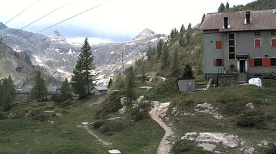 immagine della webcam nei dintorni di San Simone Baita del Camoscio: webcam Rifugio Calvi Laghi Gemelli