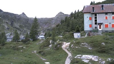 immagine della webcam nei dintorni di Lanzada: webcam Rifugio Calvi Laghi Gemelli