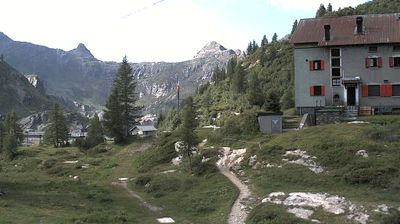 immagine della webcam nei dintorni di San Simone Baita del Camoscio: webcam Rifugio Calvi Laghi Gemelli