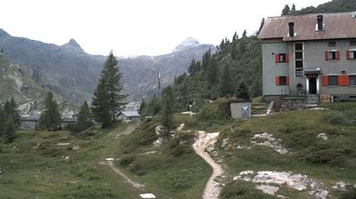 immagine della webcam nei dintorni di Lanzada: webcam Rifugio Calvi Laghi Gemelli