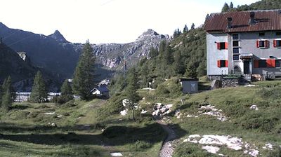 immagine della webcam nei dintorni di Sondrio: webcam Rifugio Calvi Laghi Gemelli