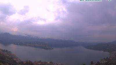immagine della webcam nei dintorni di Madonna del Sasso: webcam Pella