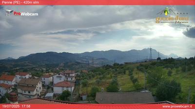 immagine della webcam nei dintorni di Montebello di Bertona: webcam Penne