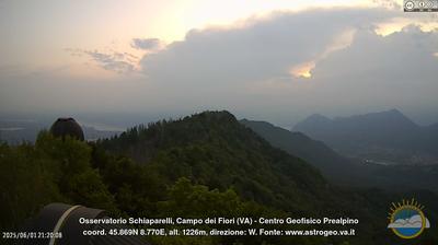 immagine della webcam nei dintorni di Brezzo di Bedero: webcam Castello Cabiaglio
