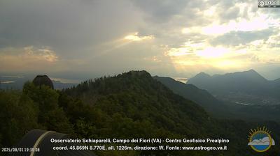 immagine della webcam nei dintorni di Cuvio: webcam Castello Cabiaglio