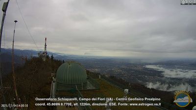immagine della webcam nei dintorni di Brezzo di Bedero: webcam Castello Cabiaglio