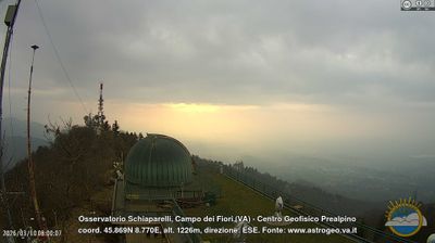 immagine della webcam nei dintorni di Brezzo di Bedero: webcam Castello Cabiaglio