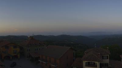 immagine della webcam nei dintorni di Salmour: webcam Serravalle Langhe