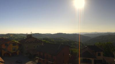 immagine della webcam nei dintorni di Salmour: webcam Serravalle Langhe