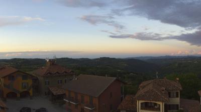 immagine della webcam nei dintorni di Mango: webcam Serravalle Langhe