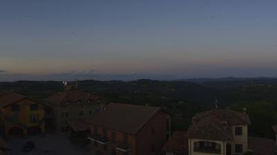 immagine della webcam nei dintorni di Cherasco: webcam Serravalle Langhe