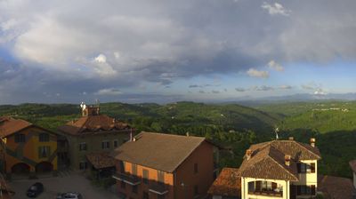 immagine della webcam nei dintorni di Salmour: webcam Serravalle Langhe