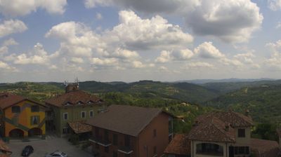 immagine della webcam nei dintorni di Sinio: webcam Serravalle Langhe