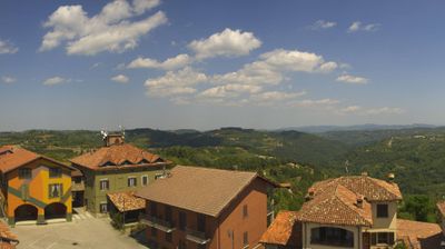 immagine della webcam nei dintorni di Sinio: webcam Serravalle Langhe