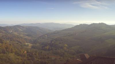 immagine della webcam nei dintorni di Cerretto Langhe: webcam Lequio Berria