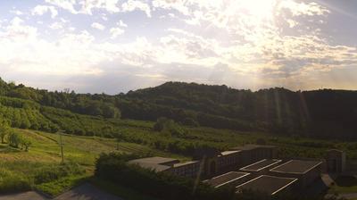 immagine della webcam nei dintorni di Mussotto: webcam Cerretto Langhe