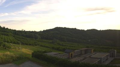 immagine della webcam nei dintorni di Grinzane Cavour: webcam Cerretto Langhe
