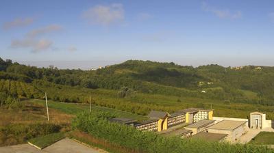immagine della webcam nei dintorni di Carrù: webcam Cerretto Langhe