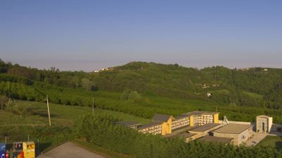 immagine della webcam nei dintorni di Sinio: webcam Cerretto Langhe
