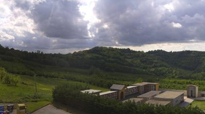 immagine della webcam nei dintorni di Benevello: webcam Cerretto Langhe