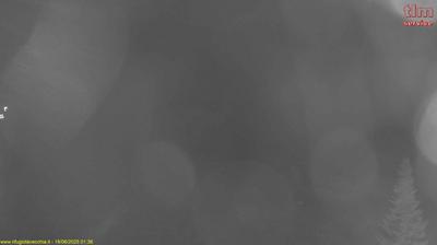 immagine della webcam nei dintorni di Albaredo per San Marco: webcam Rifugio Falc