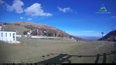 immagine della webcam nei dintorni di Colfiorito: webcam Pintura di Bolognola