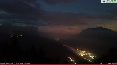 immagine della webcam nei dintorni di Cusino: webcam Alpe Giumello
