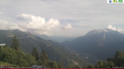 immagine della webcam nei dintorni di Piani di Bobbio: webcam Alpe Giumello