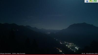 immagine della webcam nei dintorni di Sant'Abbondio: webcam Alpe Giumello