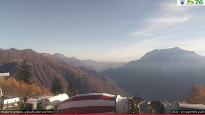 immagine della webcam nei dintorni di Monte Legnone: webcam Alpe Giumello
