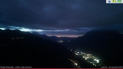 immagine della webcam nei dintorni di Dosso del Liro: webcam Alpe Giumello