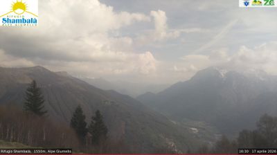 immagine della webcam nei dintorni di Dosso del Liro: webcam Alpe Giumello