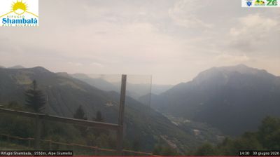 immagine della webcam nei dintorni di Sant'Abbondio: webcam Alpe Giumello